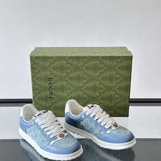 Gucci RE-WEB 运动鞋,白色为主色调,鞋面是 Gucci 老花帆布拼接皮革,鞋舌有红蓝织带 Gucci RE-WEB 运动鞋,白色为主色调,鞋面是 Gucci 老花帆布拼接皮革,鞋舌有红蓝织带