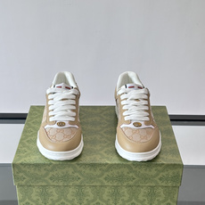 Gucci RE-WEB 运动鞋,白色为主色调,鞋面是 Gucci 老花帆布拼接皮革,鞋舌有红蓝织带 Gucci RE-WEB 运动鞋,白色为主色调,鞋面是 Gucci 老花帆布拼接皮革,鞋舌有红蓝织带