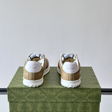 Gucci RE-WEB 运动鞋,白色为主色调,鞋面是 Gucci 老花帆布拼接皮革,鞋舌有红蓝织带 Gucci RE-WEB 运动鞋,白色为主色调,鞋面是 Gucci 老花帆布拼接皮革,鞋舌有红蓝织带