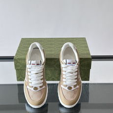 Gucci RE-WEB 运动鞋,白色为主色调,鞋面是 Gucci 老花帆布拼接皮革,鞋舌有红蓝织带 Gucci RE-WEB 运动鞋,白色为主色调,鞋面是 Gucci 老花帆布拼接皮革,鞋舌有红蓝织带