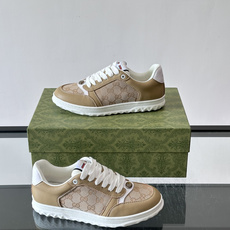 Gucci RE-WEB 运动鞋,白色为主色调,鞋面是 Gucci 老花帆布拼接皮革,鞋舌有红蓝织带 Gucci RE-WEB 运动鞋,白色为主色调,鞋面是 Gucci 老花帆布拼接皮革,鞋舌有红蓝织带