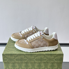 Gucci RE-WEB 运动鞋,白色为主色调,鞋面是 Gucci 老花帆布拼接皮革,鞋舌有红蓝织带 Gucci RE-WEB 运动鞋,白色为主色调,鞋面是 Gucci 老花帆布拼接皮革,鞋舌有红蓝织带