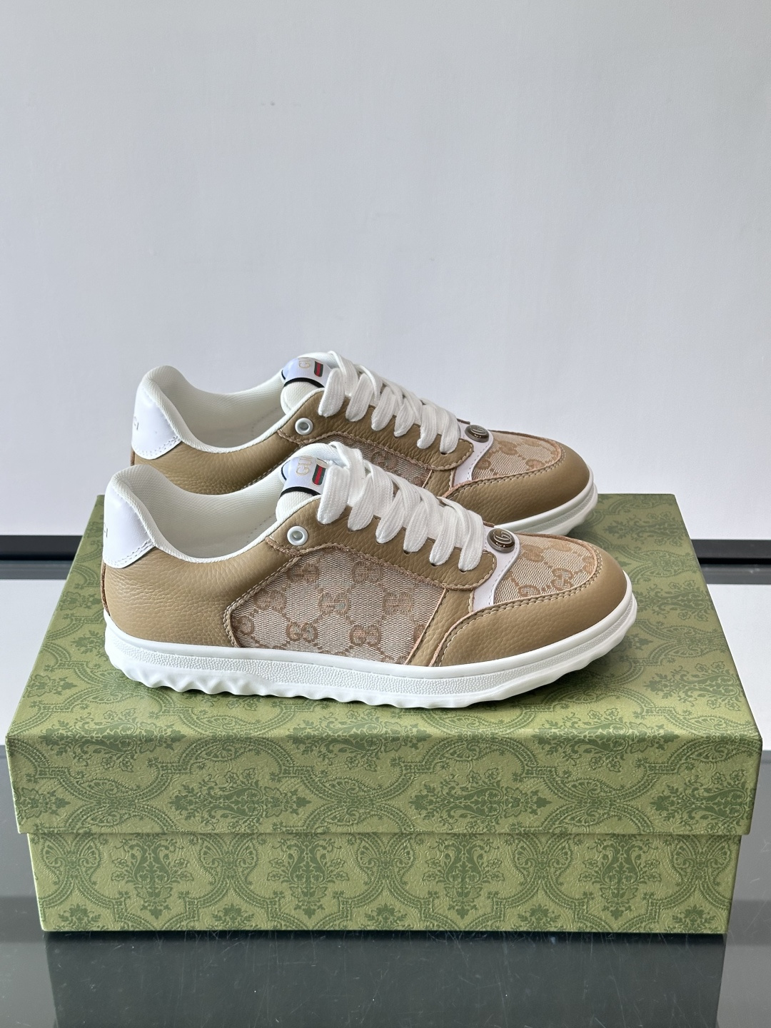 Gucci RE-WEB 运动鞋​​，白色为主色调，鞋面是 Gucci 老花帆布拼接皮革，鞋舌有红蓝织带