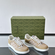 Gucci RE-WEB 运动鞋,白色为主色调,鞋面是 Gucci 老花帆布拼接皮革,鞋舌有红蓝织带 Gucci RE-WEB 运动鞋,白色为主色调,鞋面是 Gucci 老花帆布拼接皮革,鞋舌有红蓝织带