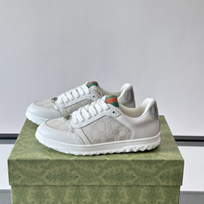 Gucci RE-WEB 运动鞋,白色为主色调,鞋面是 Gucci 老花帆布拼接皮革,鞋舌有红蓝织带 Gucci RE-WEB 运动鞋,白色为主色调,鞋面是 Gucci 老花帆布拼接皮革,鞋舌有红蓝织带