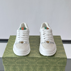 Gucci RE-WEB 运动鞋,白色为主色调,鞋面是 Gucci 老花帆布拼接皮革,鞋舌有红蓝织带 Gucci RE-WEB 运动鞋,白色为主色调,鞋面是 Gucci 老花帆布拼接皮革,鞋舌有红蓝织带