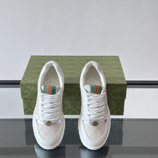 Gucci RE-WEB 运动鞋,白色为主色调,鞋面是 Gucci 老花帆布拼接皮革,鞋舌有红蓝织带 Gucci RE-WEB 运动鞋,白色为主色调,鞋面是 Gucci 老花帆布拼接皮革,鞋舌有红蓝织带
