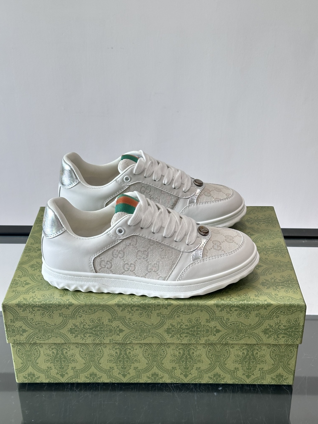 Gucci RE-WEB 运动鞋​​，白色为主色调，鞋面是 Gucci 老花帆布拼接皮革，鞋舌有红蓝织带