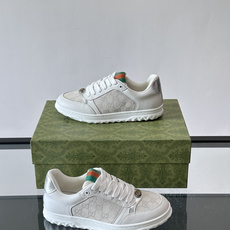 Gucci RE-WEB 运动鞋,白色为主色调,鞋面是 Gucci 老花帆布拼接皮革,鞋舌有红蓝织带 Gucci RE-WEB 运动鞋,白色为主色调,鞋面是 Gucci 老花帆布拼接皮革,鞋舌有红蓝织带