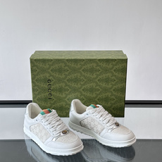Gucci RE-WEB 运动鞋,白色为主色调,鞋面是 Gucci 老花帆布拼接皮革,鞋舌有红蓝织带 Gucci RE-WEB 运动鞋,白色为主色调,鞋面是 Gucci 老花帆布拼接皮革,鞋舌有红蓝织带