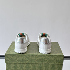 Gucci RE-WEB 运动鞋,白色为主色调,鞋面是 Gucci 老花帆布拼接皮革,鞋舌有红蓝织带 Gucci RE-WEB 运动鞋,白色为主色调,鞋面是 Gucci 老花帆布拼接皮革,鞋舌有红蓝织带