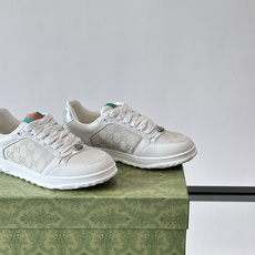 Gucci RE-WEB 运动鞋,白色为主色调,鞋面是 Gucci 老花帆布拼接皮革,鞋舌有红蓝织带 Gucci RE-WEB 运动鞋,白色为主色调,鞋面是 Gucci 老花帆布拼接皮革,鞋舌有红蓝织带