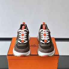 Hermès(爱马仕)的 H08 运动鞋,军绿色/墨绿色调,翻毛皮拼接网面,橙色鞋带是很经典的 Hermès(爱马仕)的 H08 运动鞋,军绿色/墨绿色调,翻毛皮拼接网面,橙色鞋带是很经典的