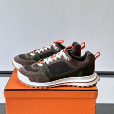 Hermès(爱马仕)的 H08 运动鞋,军绿色/墨绿色调,翻毛皮拼接网面,橙色鞋带是很经典的 Hermès(爱马仕)的 H08 运动鞋,军绿色/墨绿色调,翻毛皮拼接网面,橙色鞋带是很经典的