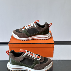 Hermès(爱马仕)的 H08 运动鞋,军绿色/墨绿色调,翻毛皮拼接网面,橙色鞋带是很经典的 Hermès(爱马仕)的 H08 运动鞋,军绿色/墨绿色调,翻毛皮拼接网面,橙色鞋带是很经典的