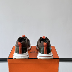 Hermès(爱马仕)的 H08 运动鞋,军绿色/墨绿色调,翻毛皮拼接网面,橙色鞋带是很经典的 Hermès(爱马仕)的 H08 运动鞋,军绿色/墨绿色调,翻毛皮拼接网面,橙色鞋带是很经典的