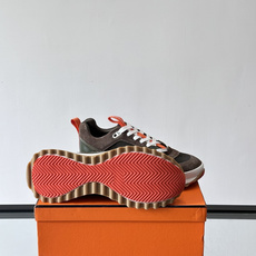 Hermès(爱马仕)的 H08 运动鞋,军绿色/墨绿色调,翻毛皮拼接网面,橙色鞋带是很经典的 Hermès(爱马仕)的 H08 运动鞋,军绿色/墨绿色调,翻毛皮拼接网面,橙色鞋带是很经典的
