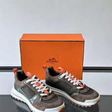 Hermès(爱马仕)的 H08 运动鞋,军绿色/墨绿色调,翻毛皮拼接网面,橙色鞋带是很经典的 Hermès(爱马仕)的 H08 运动鞋,军绿色/墨绿色调,翻毛皮拼接网面,橙色鞋带是很经典的