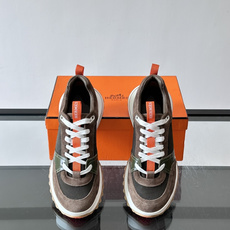 Hermès(爱马仕)的 H08 运动鞋,军绿色/墨绿色调,翻毛皮拼接网面,橙色鞋带是很经典的 Hermès(爱马仕)的 H08 运动鞋,军绿色/墨绿色调,翻毛皮拼接网面,橙色鞋带是很经典的