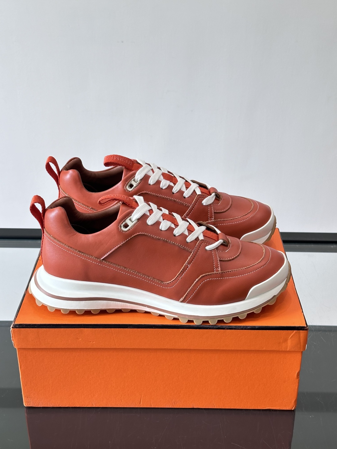 爱马仕厚底运动鞋​​👟这款爱马仕厚底运动鞋采用进口头层牛皮+透气网面，质感高级又舒适。鞋头自然色橡胶嵌饰