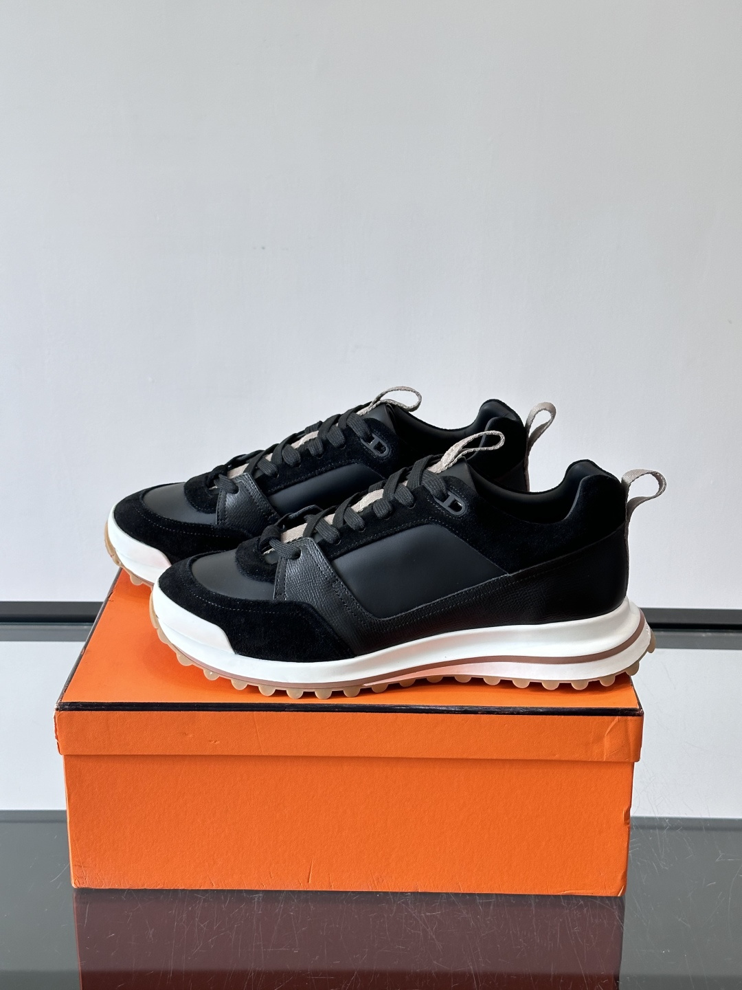 爱马仕厚底运动鞋​​👟这款爱马仕厚底运动鞋采用进口头层牛皮+透气网面，质感高级又舒适。鞋头自然色橡胶嵌饰