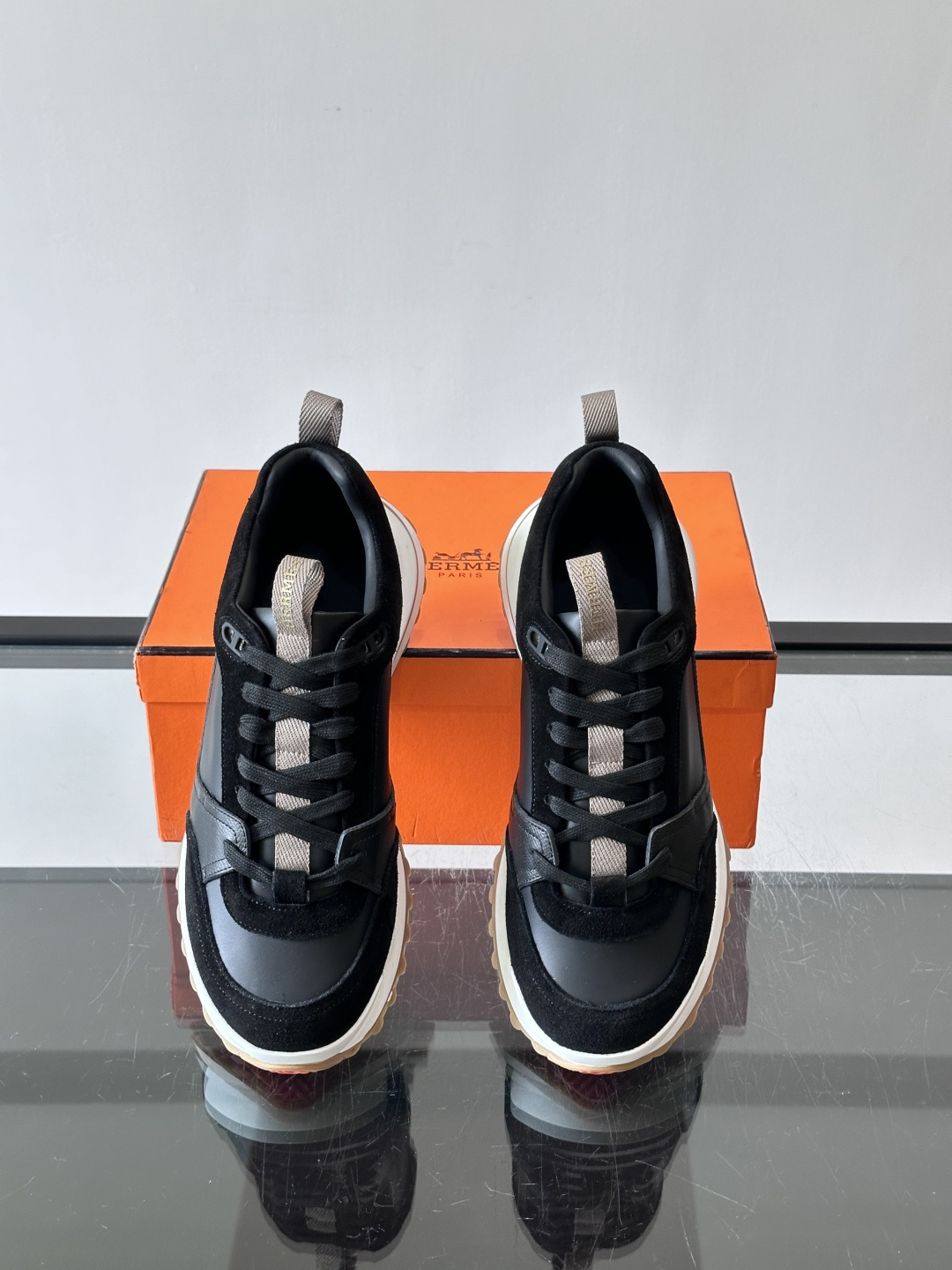 爱马仕厚底运动鞋​​👟这款爱马仕厚底运动鞋采用进口头层牛皮+透气网面，质感高级又舒适。鞋头自然色橡胶嵌饰
