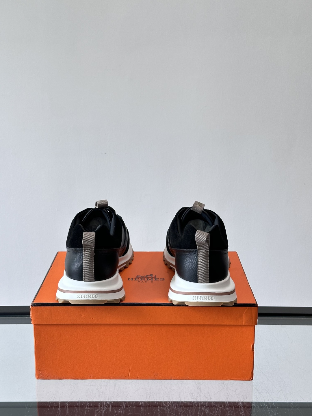爱马仕厚底运动鞋​​👟这款爱马仕厚底运动鞋采用进口头层牛皮+透气网面，质感高级又舒适。鞋头自然色橡胶嵌饰