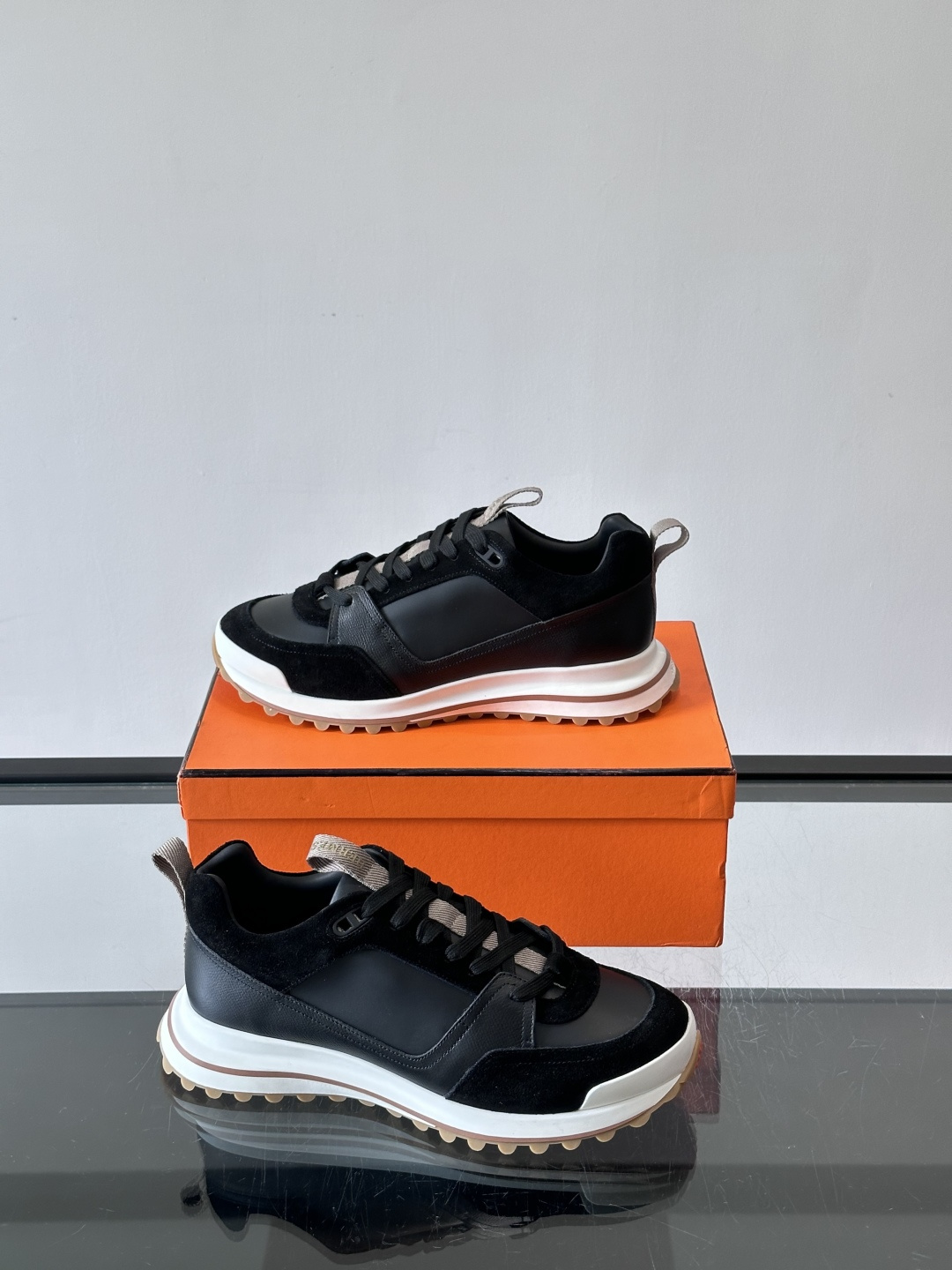 爱马仕厚底运动鞋​​👟这款爱马仕厚底运动鞋采用进口头层牛皮+透气网面，质感高级又舒适。鞋头自然色橡胶嵌饰