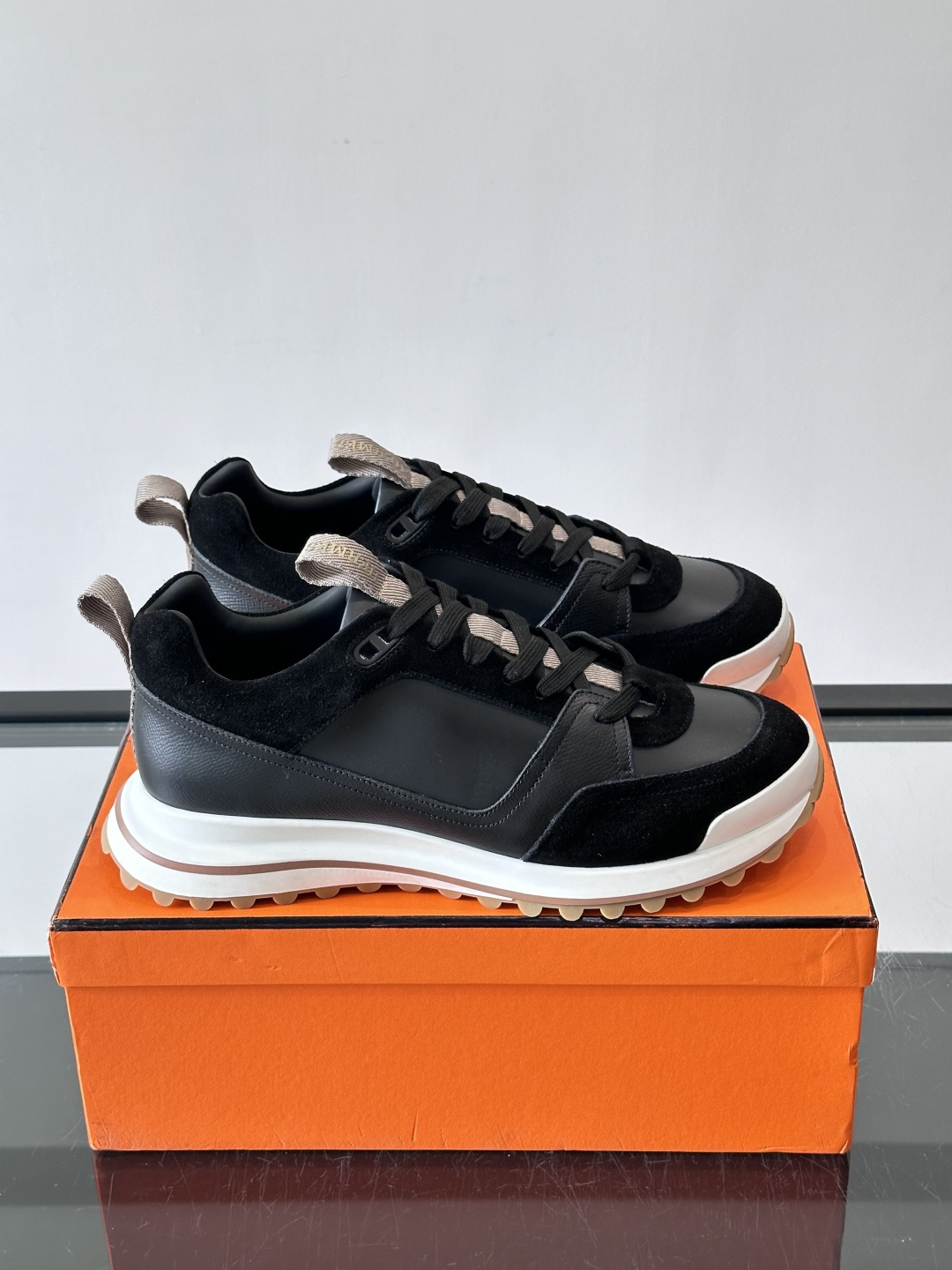爱马仕厚底运动鞋​​👟这款爱马仕厚底运动鞋采用进口头层牛皮+透气网面，质感高级又舒适。鞋头自然色橡胶嵌饰
