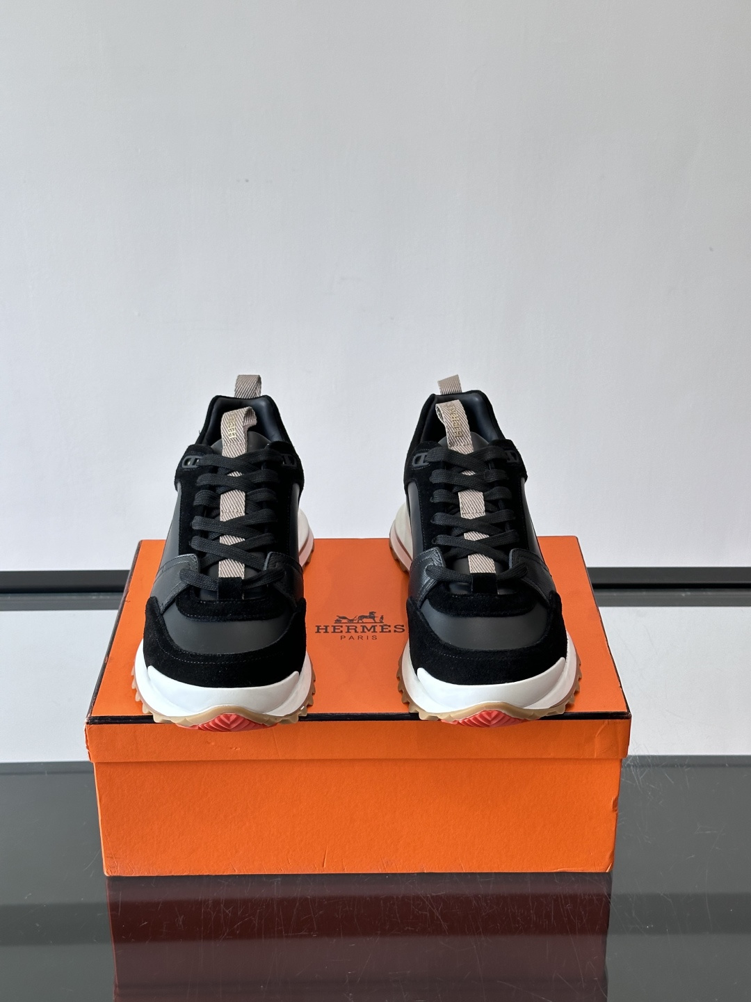 爱马仕厚底运动鞋​​👟这款爱马仕厚底运动鞋采用进口头层牛皮+透气网面，质感高级又舒适。鞋头自然色橡胶嵌饰