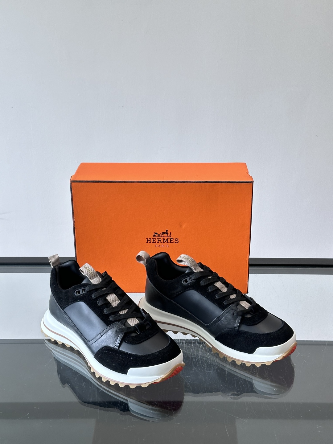 爱马仕厚底运动鞋​​👟这款爱马仕厚底运动鞋采用进口头层牛皮+透气网面，质感高级又舒适。鞋头自然色橡胶嵌饰