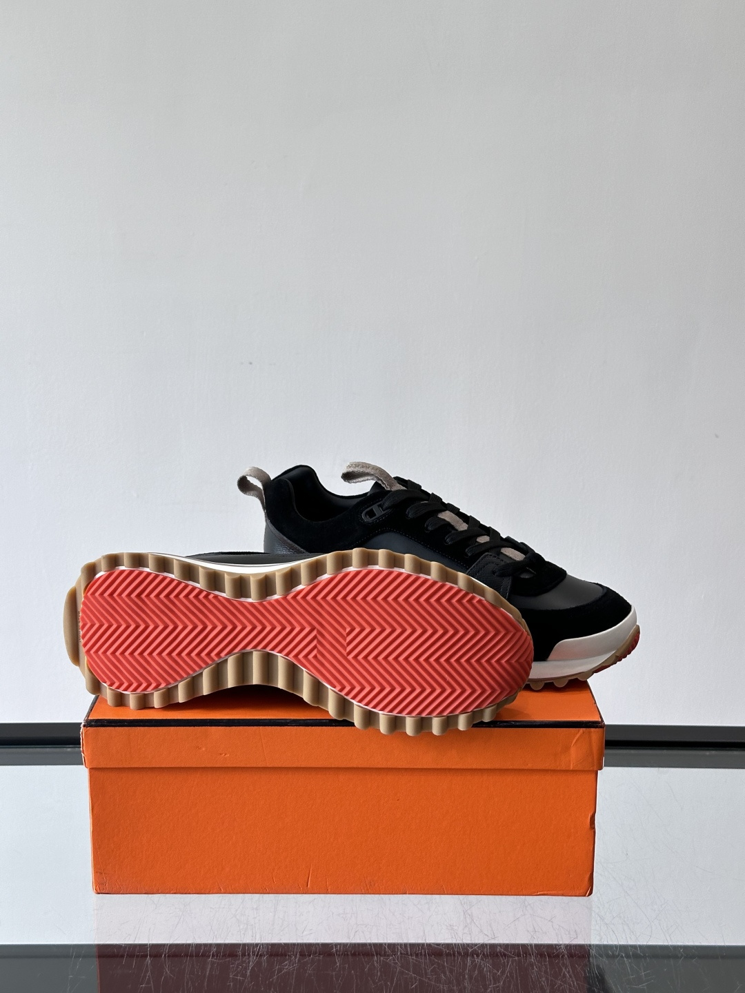 爱马仕厚底运动鞋​​👟这款爱马仕厚底运动鞋采用进口头层牛皮+透气网面，质感高级又舒适。鞋头自然色橡胶嵌饰