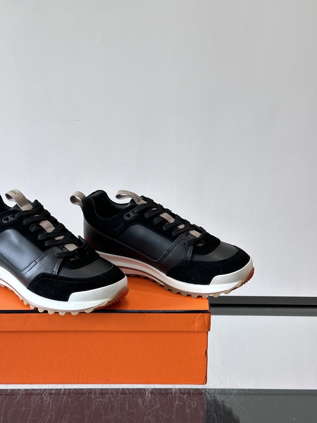爱马仕厚底运动鞋​​👟这款爱马仕厚底运动鞋采用进口头层牛皮+透气网面，质感高级又舒适。鞋头自然色橡胶嵌饰