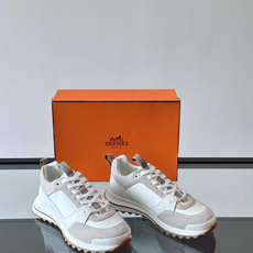 爱马仕厚底运动鞋👟这款爱马仕厚底运动鞋采用进口头层牛皮+透气网面,质感高级又舒适。鞋头自然色橡胶嵌饰 爱马仕厚底运动鞋👟这款爱马仕厚底运动鞋采用进口头层牛皮+透气网面,质感高级又舒适。鞋头自然色橡胶嵌饰