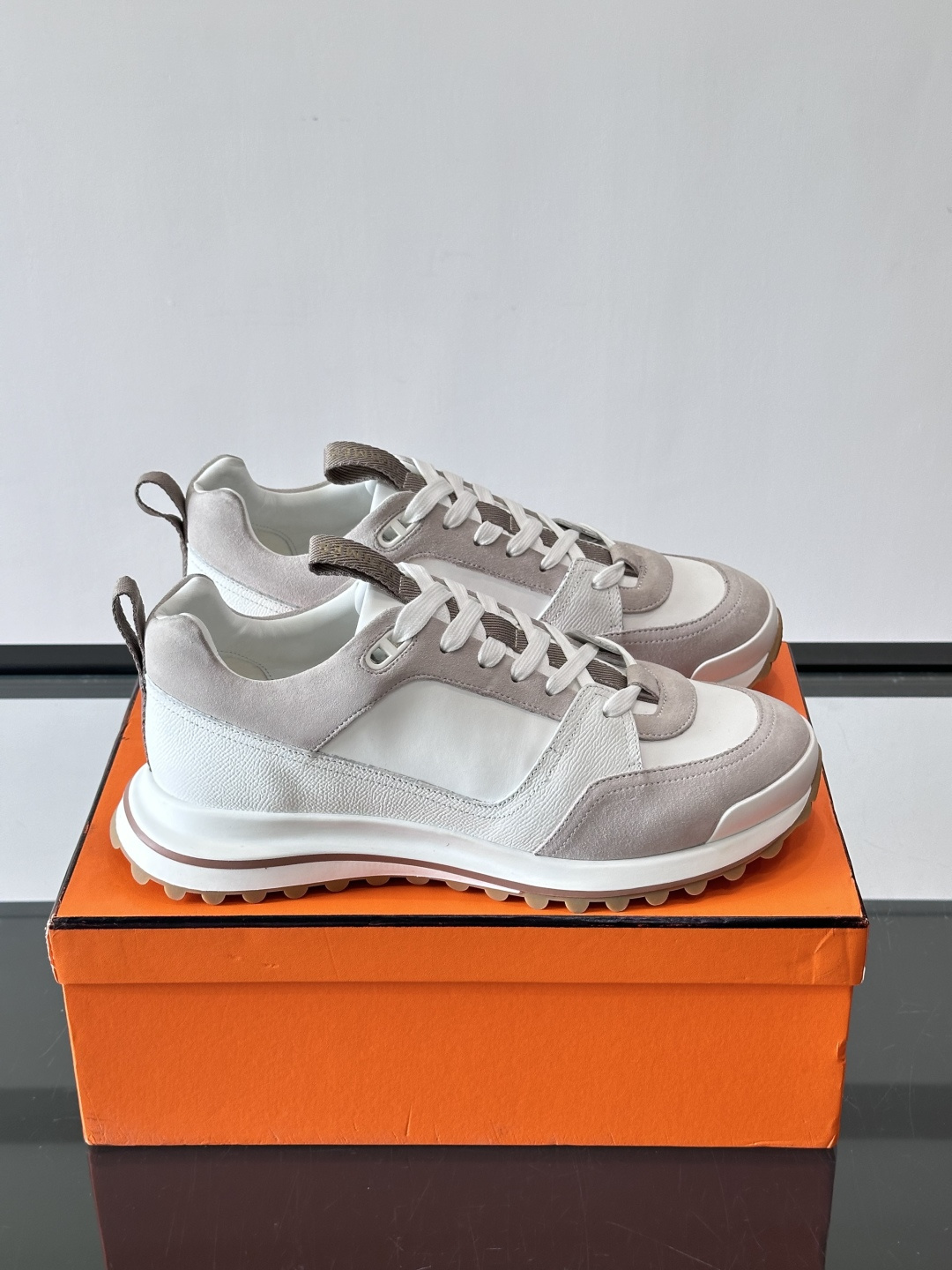 爱马仕厚底运动鞋​​👟这款爱马仕厚底运动鞋采用进口头层牛皮+透气网面，质感高级又舒适。鞋头自然色橡胶嵌饰