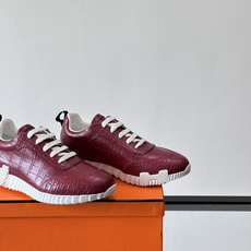 爱马仕鳄鱼纹运动鞋👟爱马仕鳄鱼纹运动鞋,采用优质皮革,鞋面鳄鱼纹理超有辨识度,搭配经典橙色鞋盒,品牌 爱马仕鳄鱼纹运动鞋👟爱马仕鳄鱼纹运动鞋,采用优质皮革,鞋面鳄鱼纹理超有辨识度,搭配经典橙色鞋盒,品牌