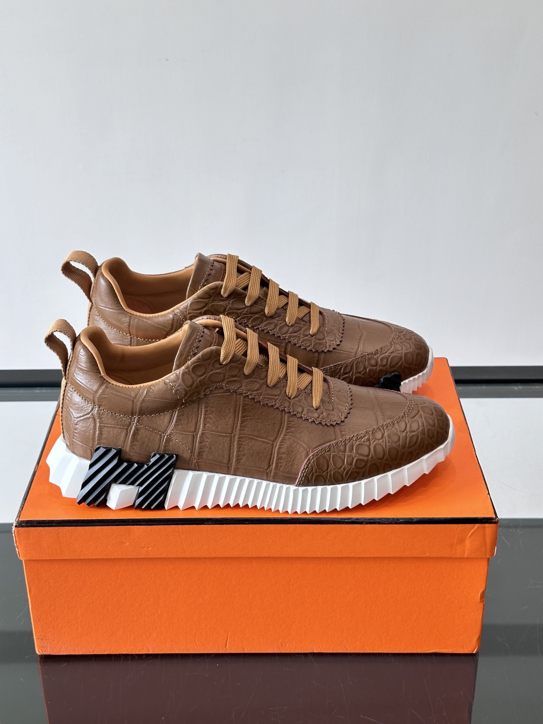 爱马仕鳄鱼纹运动鞋​​👟爱马仕鳄鱼纹运动鞋，采用优质皮革，鞋面鳄鱼纹理超有辨识度，搭配经典橙色鞋盒，品牌