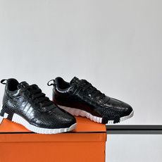爱马仕鳄鱼纹运动鞋👟爱马仕鳄鱼纹运动鞋,采用优质皮革,鞋面鳄鱼纹理超有辨识度,搭配经典橙色鞋盒,品牌 爱马仕鳄鱼纹运动鞋👟爱马仕鳄鱼纹运动鞋,采用优质皮革,鞋面鳄鱼纹理超有辨识度,搭配经典橙色鞋盒,品牌