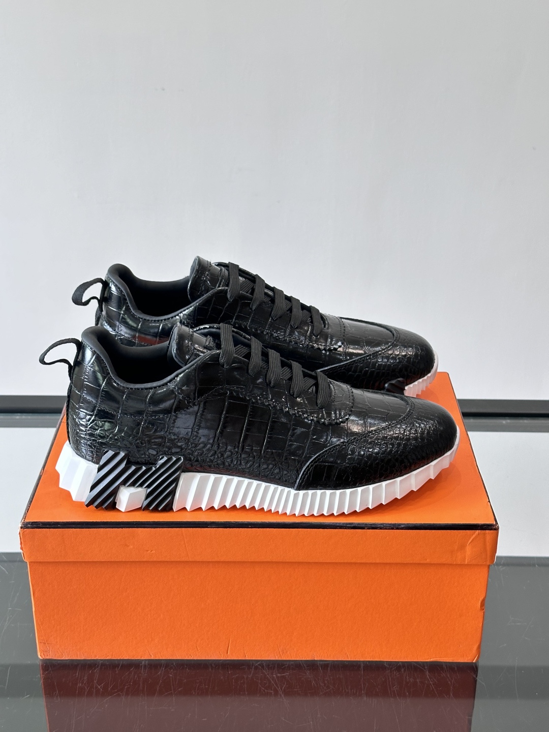 爱马仕鳄鱼纹运动鞋​​👟爱马仕鳄鱼纹运动鞋，采用优质皮革，鞋面鳄鱼纹理超有辨识度，搭配经典橙色鞋盒，品牌
