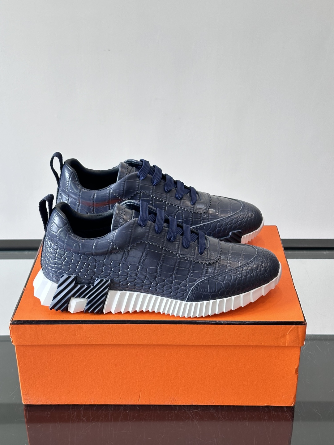 爱马仕鳄鱼纹运动鞋​​👟爱马仕鳄鱼纹运动鞋，采用优质皮革，鞋面鳄鱼纹理超有辨识度，搭配经典橙色鞋盒，品牌