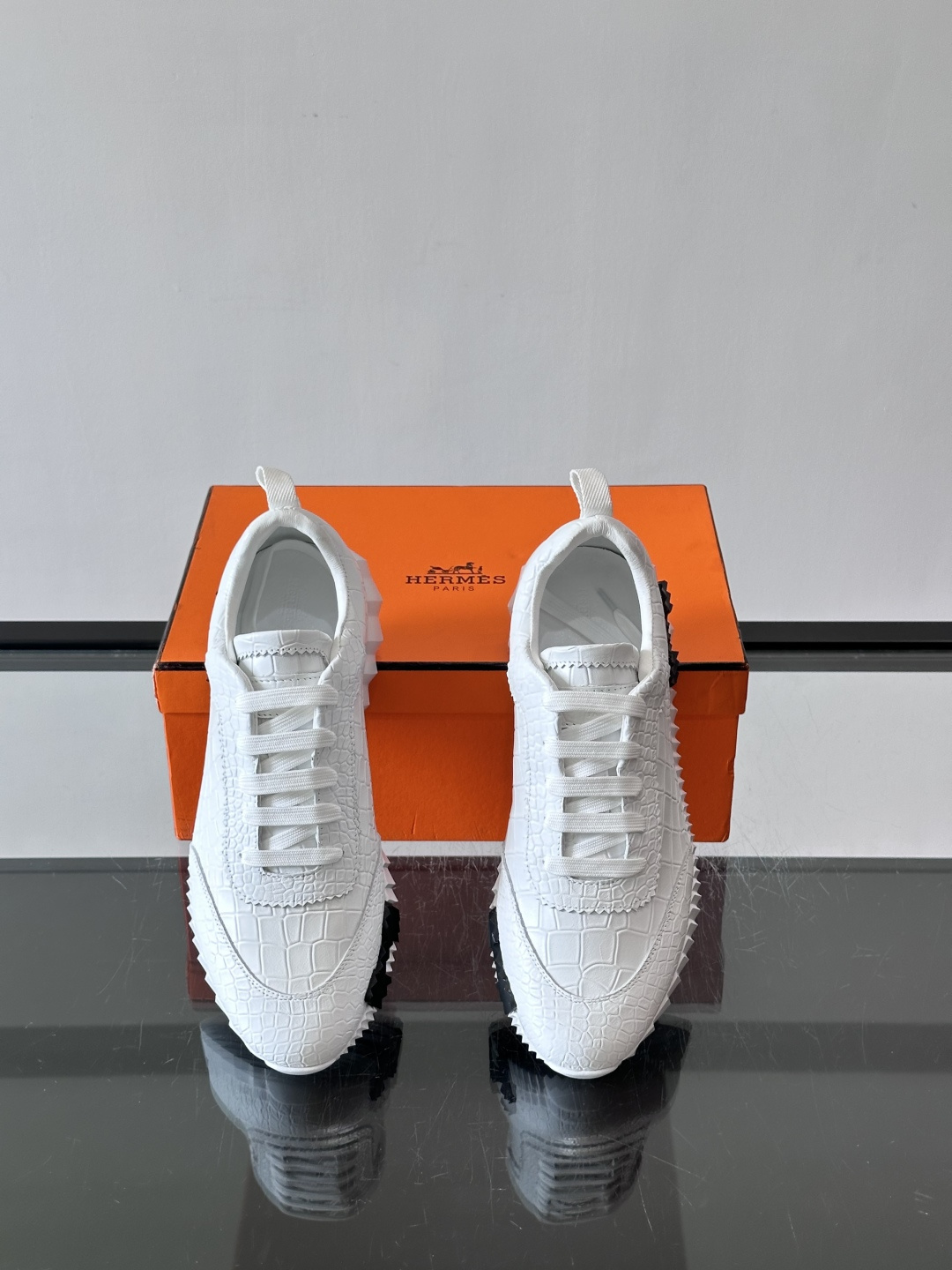 爱马仕鳄鱼纹运动鞋​​👟爱马仕鳄鱼纹运动鞋，采用优质皮革，鞋面鳄鱼纹理超有辨识度，搭配经典橙色鞋盒，品牌