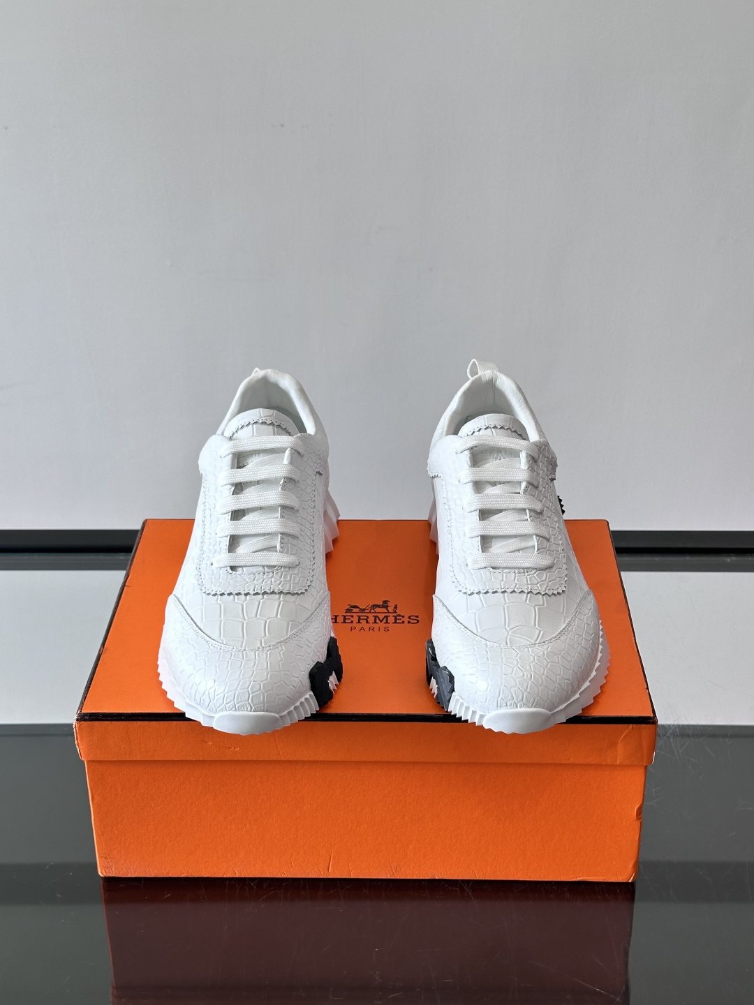 爱马仕鳄鱼纹运动鞋​​👟爱马仕鳄鱼纹运动鞋，采用优质皮革，鞋面鳄鱼纹理超有辨识度，搭配经典橙色鞋盒，品牌