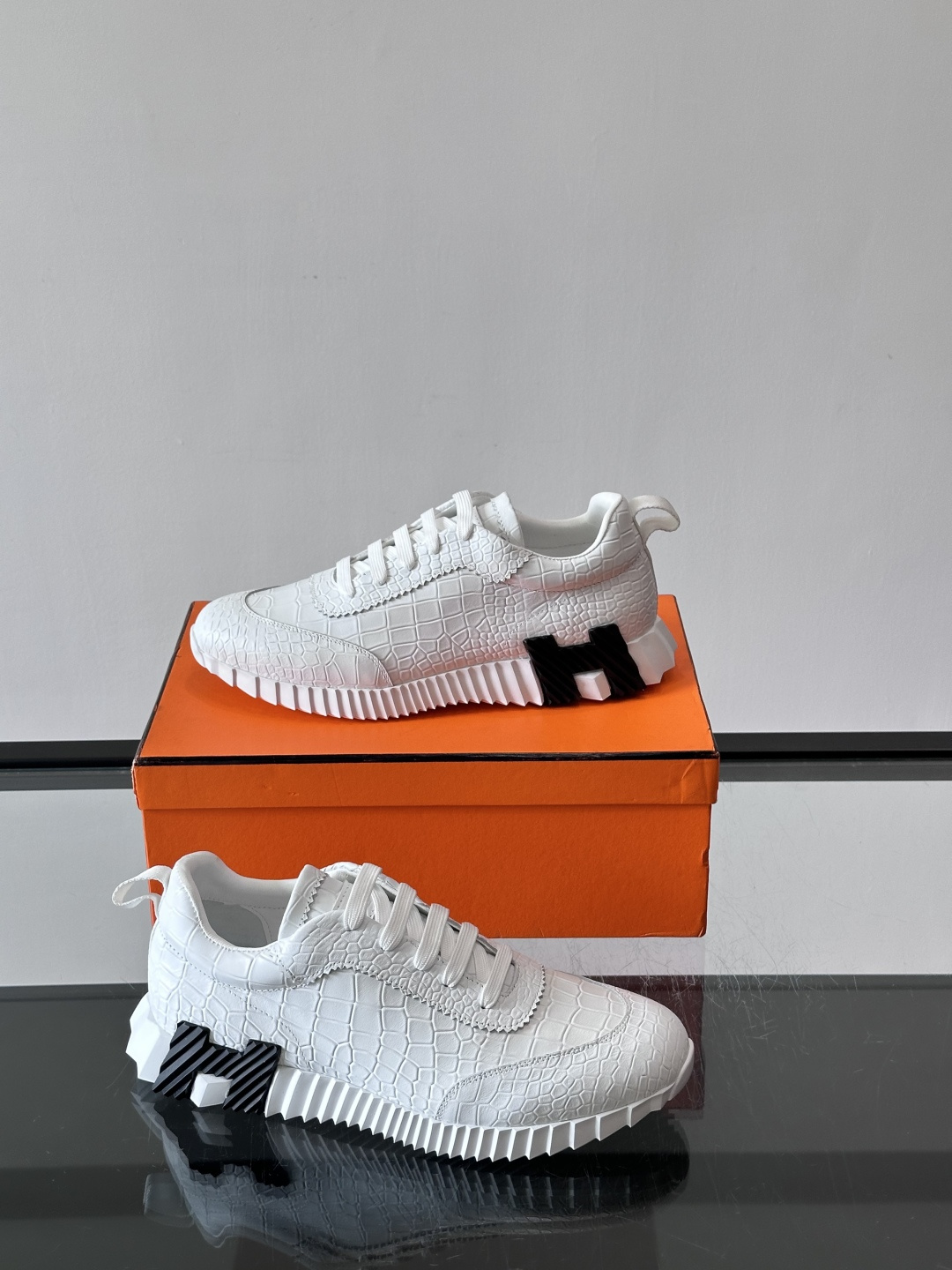 爱马仕鳄鱼纹运动鞋​​👟爱马仕鳄鱼纹运动鞋，采用优质皮革，鞋面鳄鱼纹理超有辨识度，搭配经典橙色鞋盒，品牌