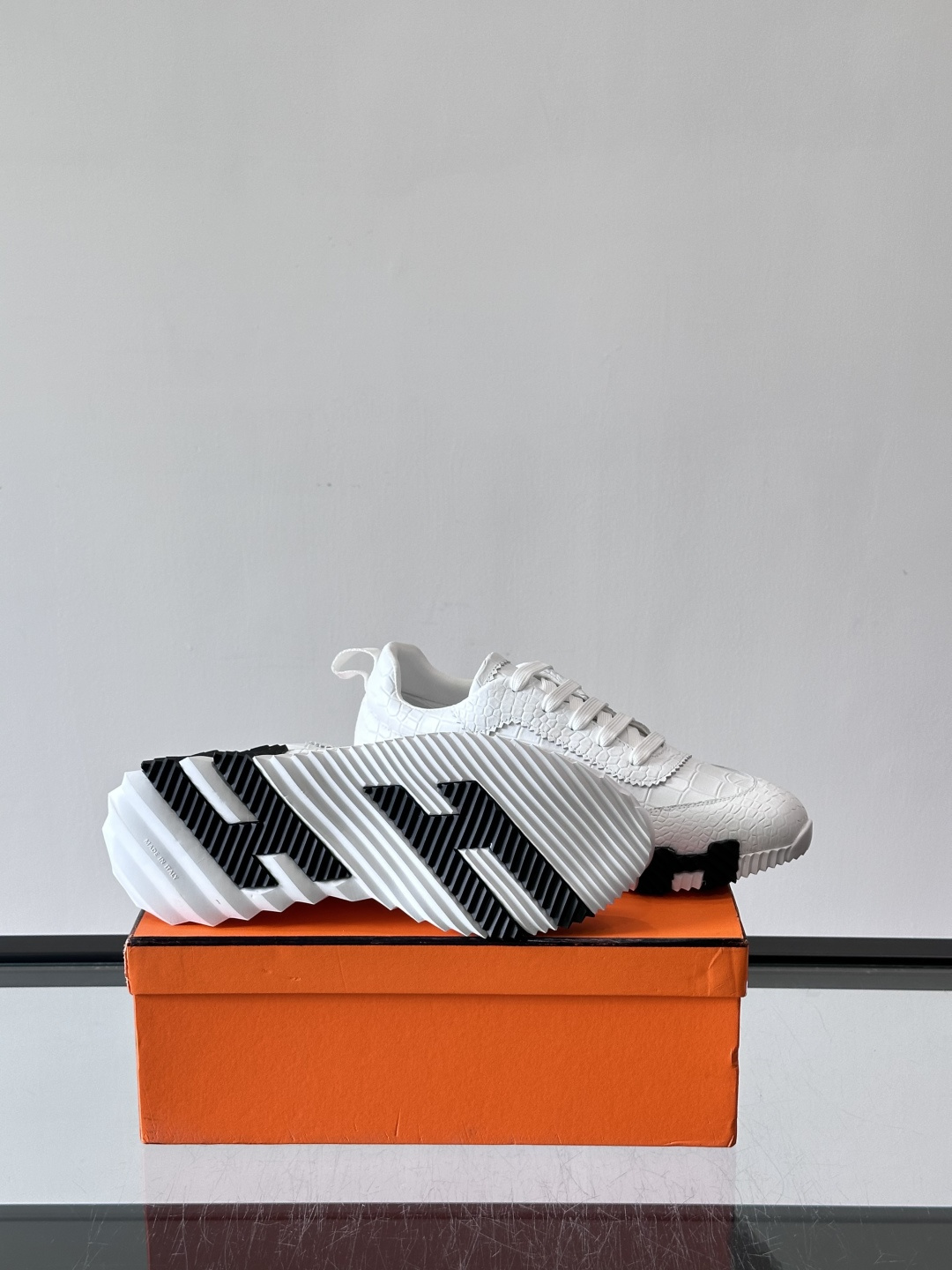 爱马仕鳄鱼纹运动鞋​​👟爱马仕鳄鱼纹运动鞋，采用优质皮革，鞋面鳄鱼纹理超有辨识度，搭配经典橙色鞋盒，品牌