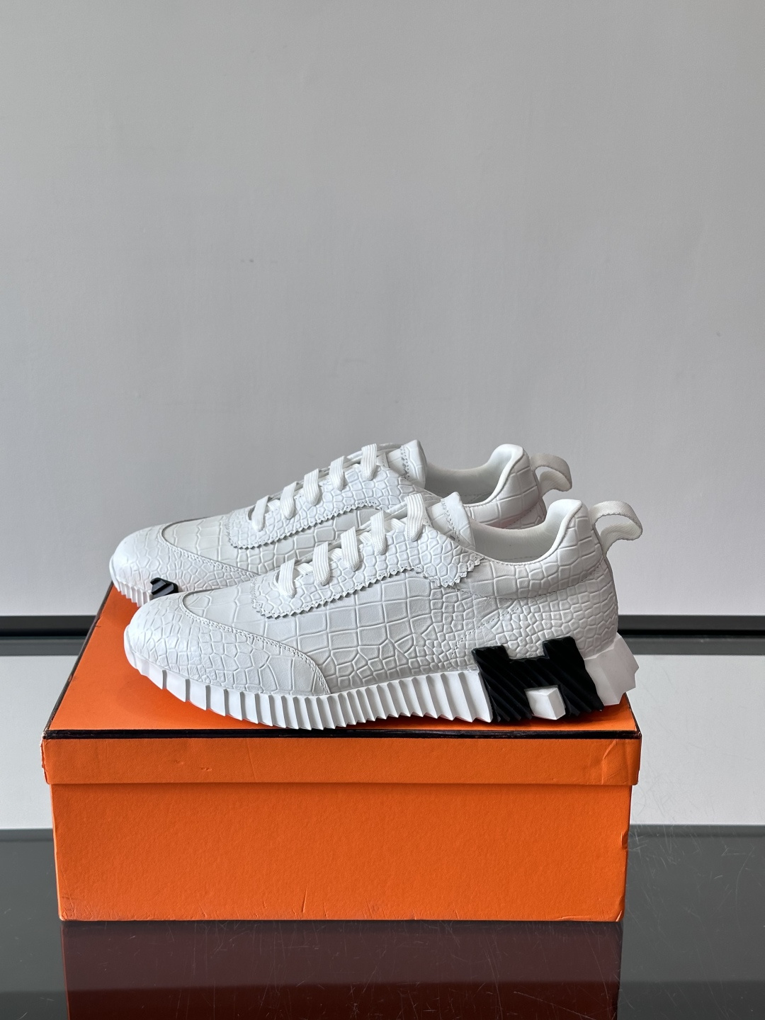 爱马仕鳄鱼纹运动鞋​​👟爱马仕鳄鱼纹运动鞋，采用优质皮革，鞋面鳄鱼纹理超有辨识度，搭配经典橙色鞋盒，品牌