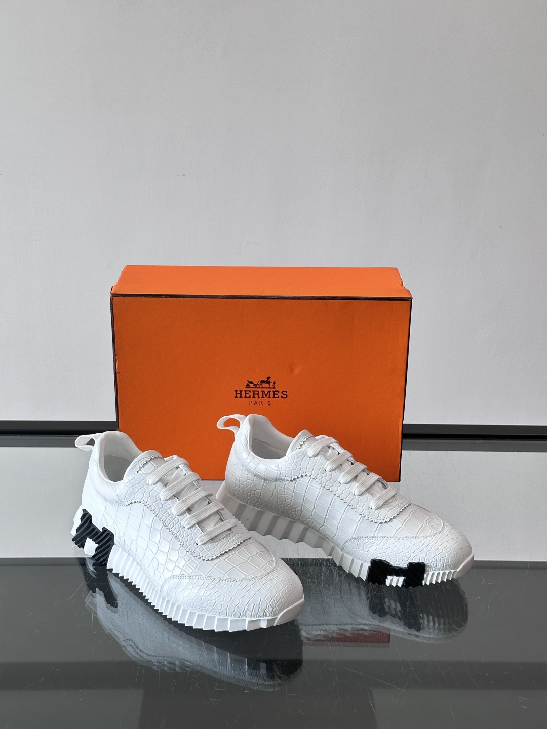 爱马仕鳄鱼纹运动鞋​​👟爱马仕鳄鱼纹运动鞋，采用优质皮革，鞋面鳄鱼纹理超有辨识度，搭配经典橙色鞋盒，品牌
