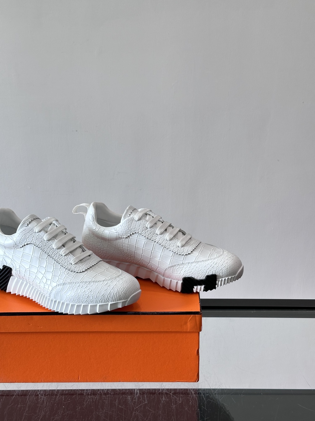 爱马仕鳄鱼纹运动鞋​​👟爱马仕鳄鱼纹运动鞋，采用优质皮革，鞋面鳄鱼纹理超有辨识度，搭配经典橙色鞋盒，品牌