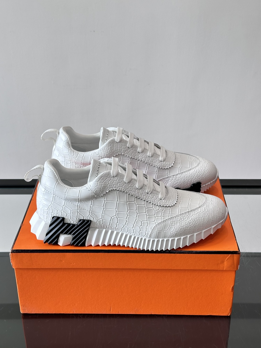 爱马仕鳄鱼纹运动鞋​​👟爱马仕鳄鱼纹运动鞋，采用优质皮革，鞋面鳄鱼纹理超有辨识度，搭配经典橙色鞋盒，品牌
