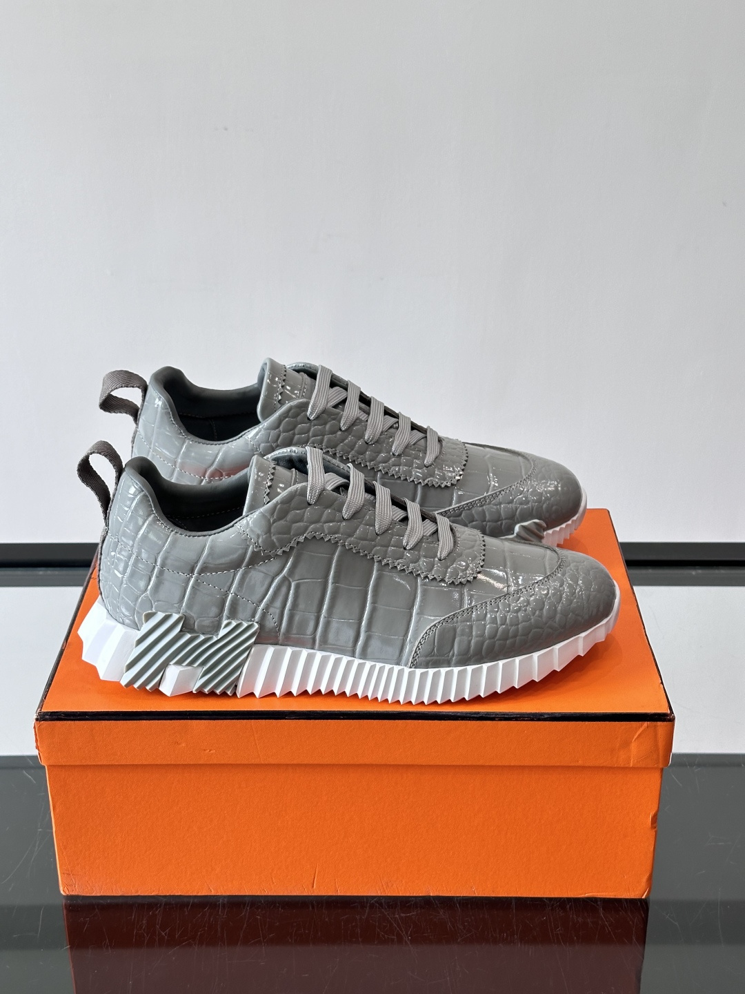 爱马仕鳄鱼纹运动鞋​​👟爱马仕鳄鱼纹运动鞋，采用优质皮革，鞋面鳄鱼纹理超有辨识度，搭配经典橙色鞋盒，品牌