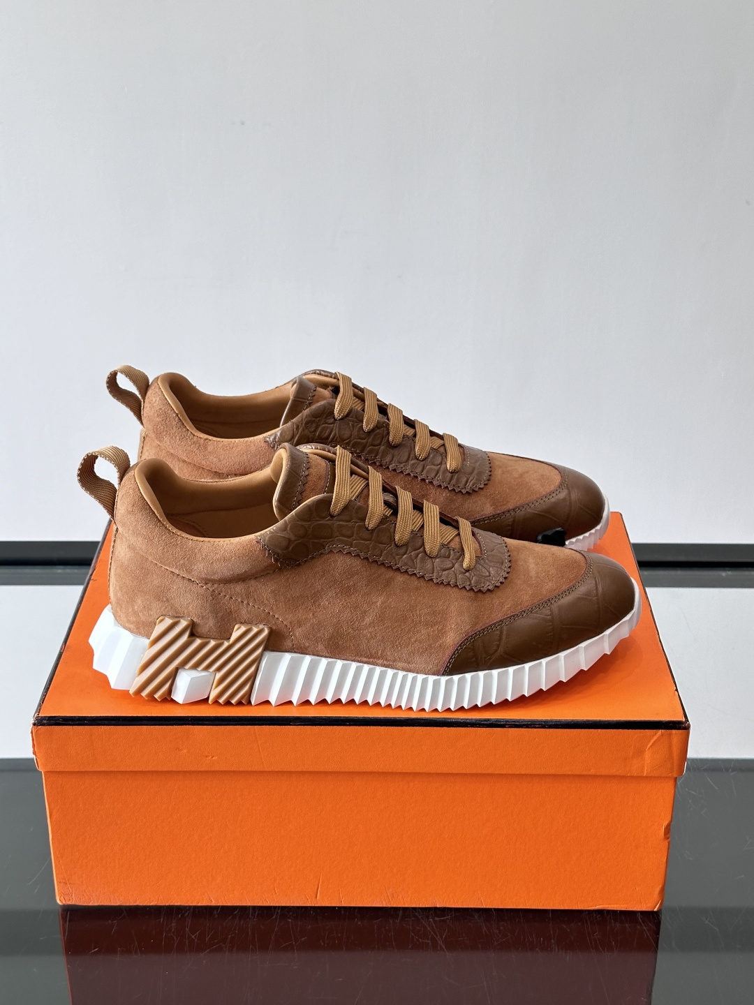 爱马仕鳄鱼纹运动鞋​​👟爱马仕鳄鱼纹运动鞋，采用优质皮革，鞋面鳄鱼纹理超有辨识度，搭配经典橙色鞋盒，品牌